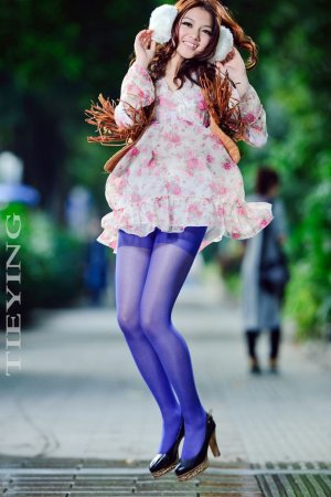 牛仔短装白裙黄色丝袜美少女外拍