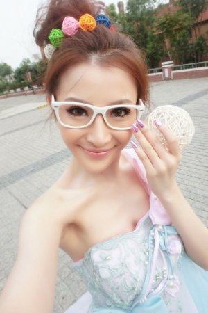 90后美女余朵朵可爱自拍
